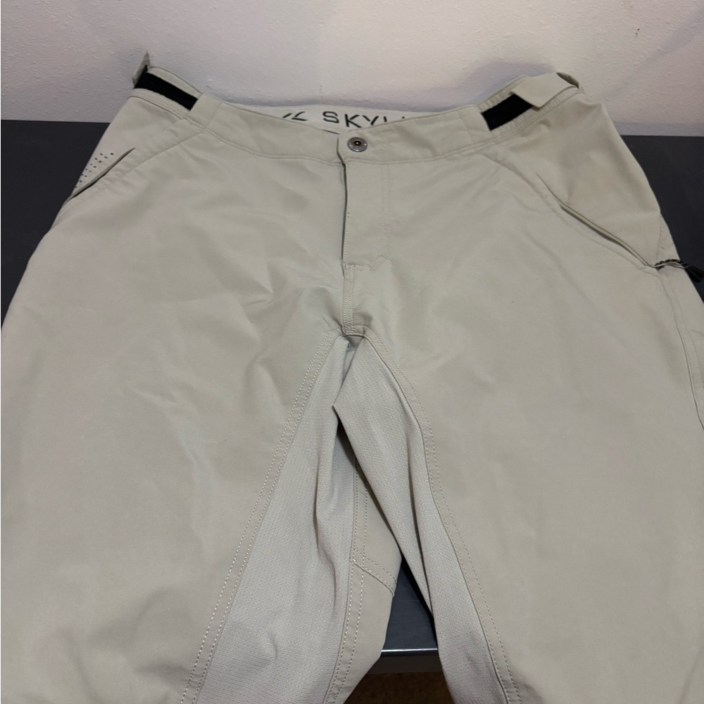 TROY LEE DESIGNS SKYLINE AIR SHORT SHELL in Light Gray